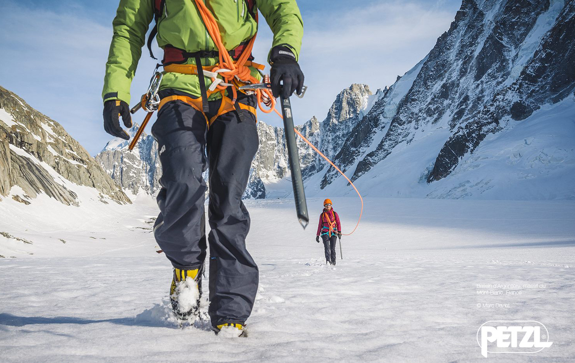 location materiel alpinisme chamonix mont-blanc crampons piolet harnais chaussures batons